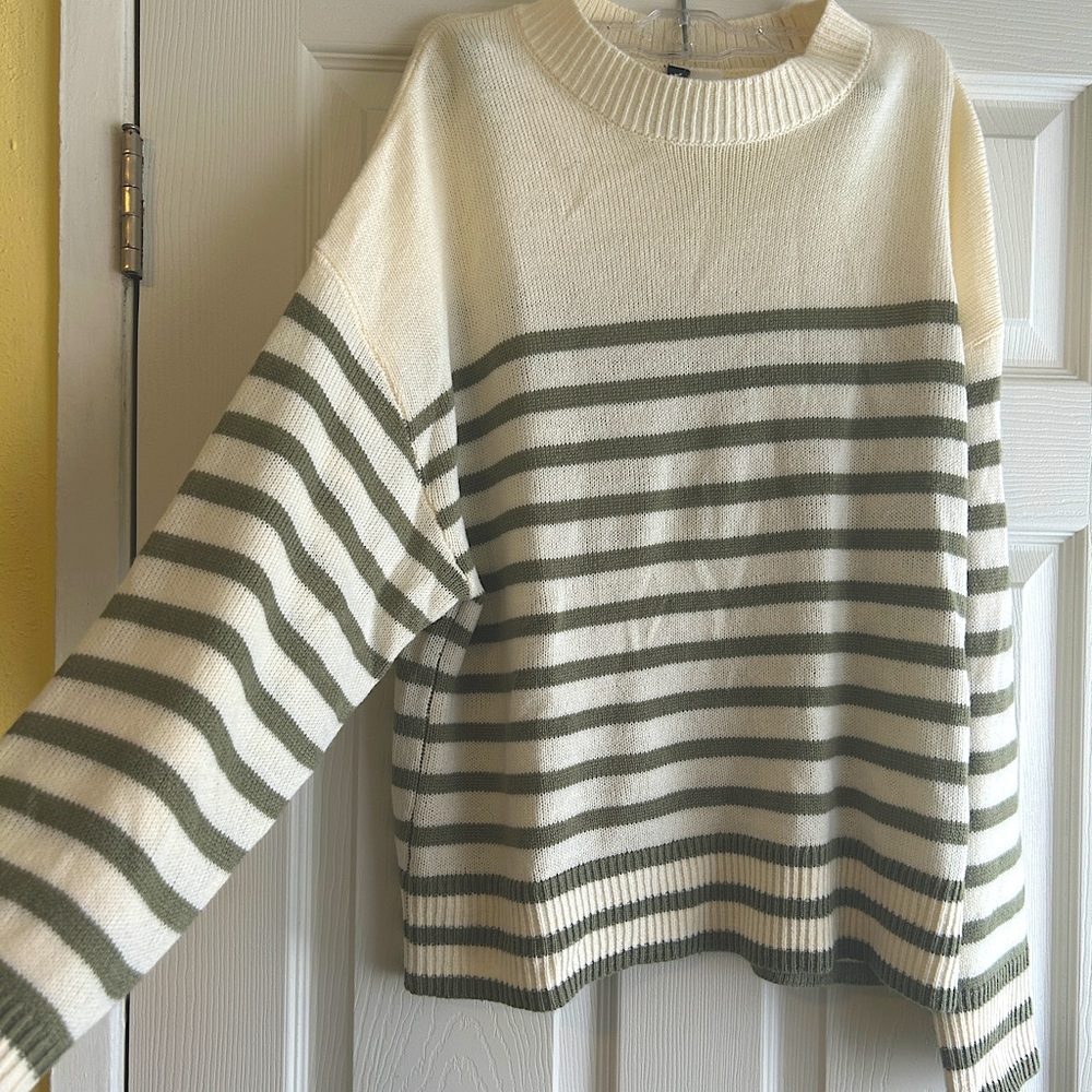 “Divided” Cozy knitted sweater